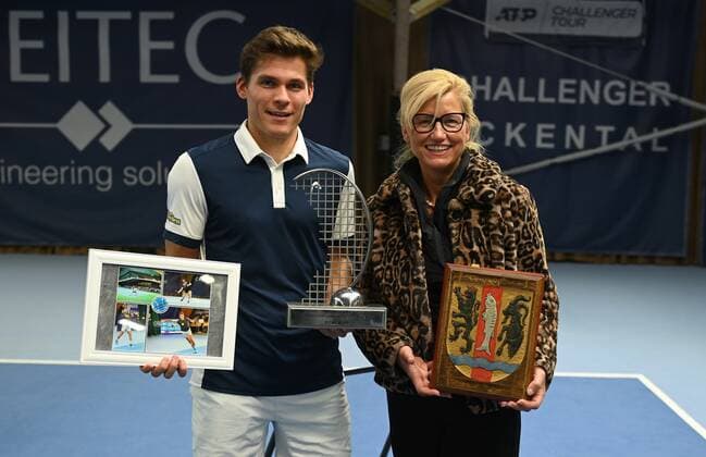 07.11.2021 - Tennis - ATP, Tennis Herren Challenger Tour - Challenger Eckental - Int. Deutsche Tennis-Hallenmeisterschaften - Finale Endspiel - - Daniel Masur ( GER ) mit Ilse Dölle ( Erste Bürgermeisterin Markt Eckental ) - Sieger Gewinner