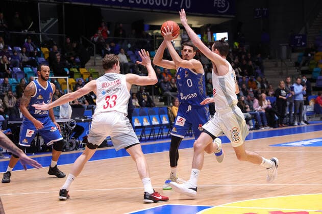 Fraport Skyliners - brose Bamberg, easyCredit-BBL Lukas Wank (Fraport Skyliners, 0) gegen Patrick Heckmann (brose Bamberg, 33) und Omar Prewitt (brose Bamberg, 4). Basketball-Spiel des easyCredit BBL zwischen den Fraport Skyliners und brose Bamberg am 7. November 2021 in der Fraport-Arena in Frankfurt am Main., Frankfurt am Main Hessen Deutschland Fraport-Arena