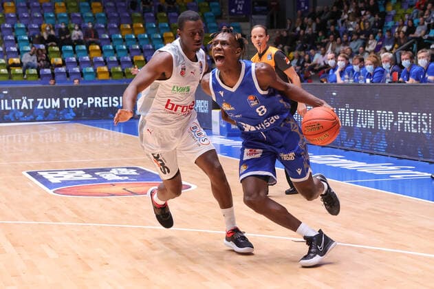 Fraport Skyliners - brose Bamberg, easyCredit-BBL Brancou Badio (Fraport Skyliners, 8) gegen Shannon Scott (brose Bamberg, 7). Basketball-Spiel des easyCredit BBL zwischen den Fraport Skyliners und brose Bamberg am 7. November 2021 in der Fraport-Arena in Frankfurt am Main., Frankfurt am Main Hessen Deutschland Fraport-Arena