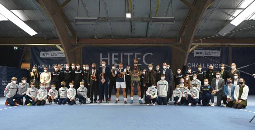 07.11.2021 - Tennis - ATP, Tennis Herren Challenger Tour - Challenger Eckental - Int. Deutsche Tennis-Hallenmeisterschaften - Finale Endspiel - - Daniel Masur ( GER ) Maxime Cressy ( USA ) - Gemeinsames Gruppenfoto mit Offizellen und Helfern