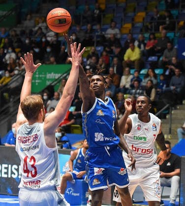07.11.2021, xhbx, Basketball BBL Bundesliga, Frankfurt Skyliners - Brose Bamberg emspor, v.l. Christian Sengfelder (Brose Baskets Bamberg), Brancou Badio (Fraport Skyliners Frankfurt) (DFL DFB REGULATIONS PROHIBIT ANY USE OF PHOTOGRAPHS as IMAGE SEQUENCES and or QUASI-VIDEO) Frankfurt am Main