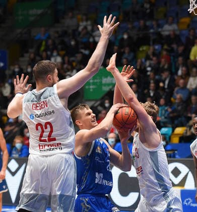 07.11.2021, xhbx, Basketball BBL Bundesliga, Frankfurt Skyliners - Brose Bamberg emspor, v.l. Martinas Geben (Brose Baskets Bamberg), Lorenz Brenneke (Fraport Skyliners Frankfurt), Patrick Heckmann (Brose Baskets Bamberg) (DFL DFB REGULATIONS PROHIBIT ANY USE OF PHOTOGRAPHS as IMAGE SEQUENCES and or QUASI-VIDEO) Frankfurt am Main
