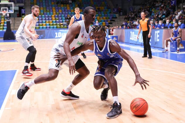 Fraport Skyliners - brose Bamberg, easyCredit-BBL Brancou Badio (Fraport Skyliners, 8) gegen Shannon Scott (brose Bamberg, 7). Basketball-Spiel des easyCredit BBL zwischen den Fraport Skyliners und brose Bamberg am 7. November 2021 in der Fraport-Arena in Frankfurt am Main., Frankfurt am Main Hessen Deutschland Fraport-Arena
