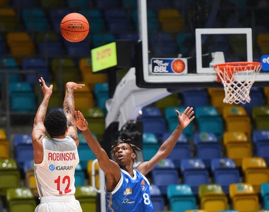 07.11.2021, xhbx, Basketball BBL Bundesliga, Frankfurt Skyliners - Brose Bamberg emspor, v.l. Justin Robinson (Brose Baskets Bamberg), Brancou Badio (Fraport Skyliners Frankfurt) (DFL DFB REGULATIONS PROHIBIT ANY USE OF PHOTOGRAPHS as IMAGE SEQUENCES and or QUASI-VIDEO) Frankfurt am Main