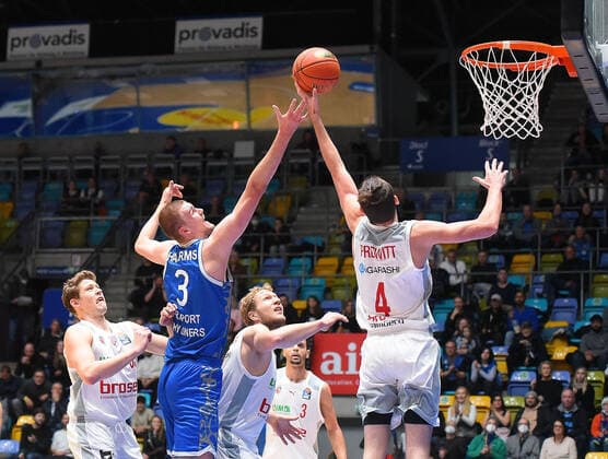 07.11.2021, xhbx, Basketball BBL Bundesliga, Frankfurt Skyliners - Brose Bamberg emspor, v.l. Matt Haarms (Fraport Skyliners Frankfurt), Omar Prewitt (Brose Baskets Bamberg) (DFL DFB REGULATIONS PROHIBIT ANY USE OF PHOTOGRAPHS as IMAGE SEQUENCES and or QUASI-VIDEO) Frankfurt am Main