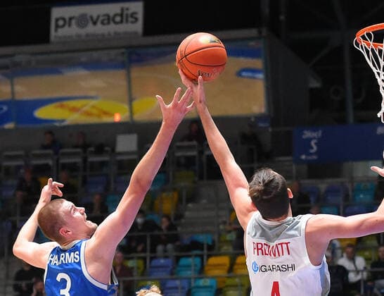 07.11.2021, xhbx, Basketball BBL Bundesliga, Frankfurt Skyliners - Brose Bamberg emspor, v.l. Matt Haarms (Fraport Skyliners Frankfurt), Omar Prewitt (Brose Baskets Bamberg) (DFL DFB REGULATIONS PROHIBIT ANY USE OF PHOTOGRAPHS as IMAGE SEQUENCES and or QUASI-VIDEO) Frankfurt am Main