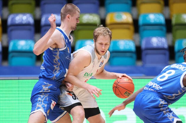 Fraport Skyliners - brose Bamberg, easyCredit-BBL Christian Sengfelder (brose Bamberg, 43) wird von Matt Haarms (Fraport Skyliners, 3) geblockt. Basketball-Spiel des easyCredit BBL zwischen den Fraport Skyliners und brose Bamberg am 7. November 2021 in der Fraport-Arena in Frankfurt am Main., Frankfurt am Main Hessen Deutschland Fraport-Arena