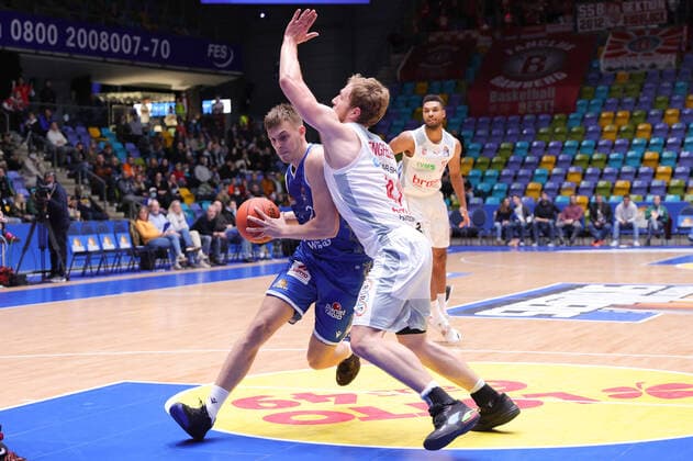 Fraport Skyliners - brose Bamberg, easyCredit-BBL Lorenz Brenneke (Fraport Skyliners, 21) gegen Christian Sengfelder (brose Bamberg, 43). Basketball-Spiel des easyCredit BBL zwischen den Fraport Skyliners und brose Bamberg am 7. November 2021 in der Fraport-Arena in Frankfurt am Main., Frankfurt am Main Hessen Deutschland Fraport-Arena