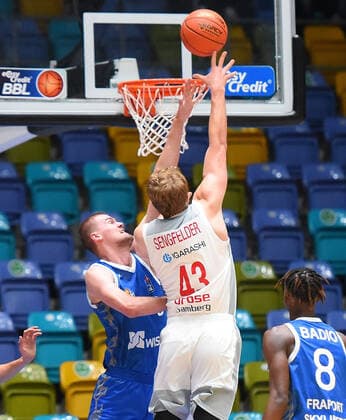 07.11.2021, xhbx, Basketball BBL Bundesliga, Frankfurt Skyliners - Brose Bamberg emspor, v.l. Matt Haarms (Fraport Skyliners Frankfurt), Christian Sengfelder (Brose Baskets Bamberg) (DFL DFB REGULATIONS PROHIBIT ANY USE OF PHOTOGRAPHS as IMAGE SEQUENCES and or QUASI-VIDEO) Frankfurt am Main