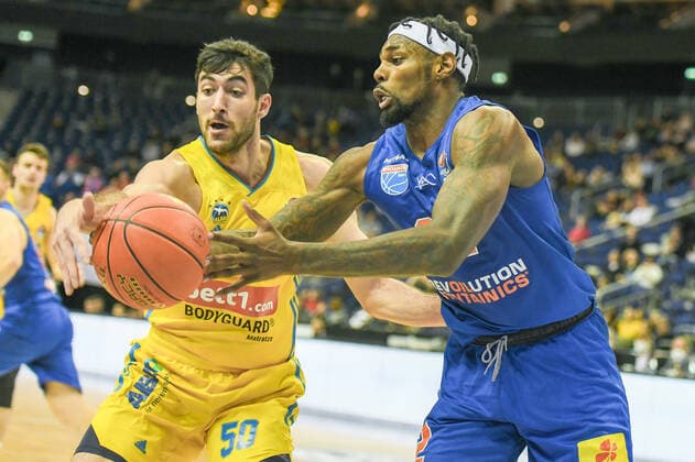 07.11.2021, xlakx, Basketball BBL, Alba Berlin - SYNTAINICS MBC emspor, v.l.Yovel Zoosman (Alba Berlin No.50),Chris Coffey (Syntainics MBC No.22) Berlin