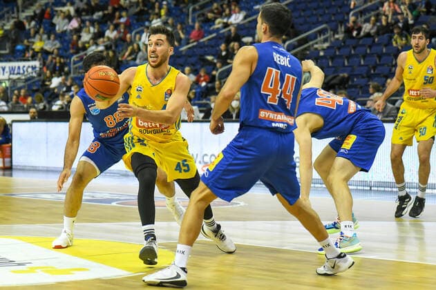 07.11.2021, xlakx, Basketball BBL, Alba Berlin - SYNTAINICS MBC emspor, v.l.Tamir Blatt (Alba Berlin No.45),Nikola Rebic (Syntainics MBC No.44), Berlin