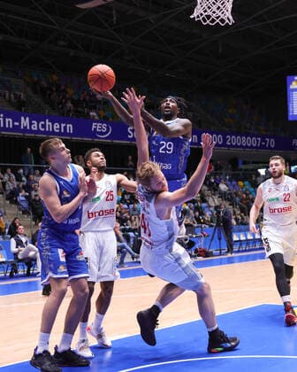 Fraport Skyliners - brose Bamberg, easyCredit-BBL Will Cherry (Fraport Skyliners, 29) steigt hoch zum Korb, Christian Sengfelder (brose Bamberg, 43) verteidigt. Links Lorenz Brenneke (Fraport Skyliners, 21) und Kenneth Ogbe (brose Bamberg, 25). Basketball-Spiel des easyCredit BBL zwischen den Fraport Skyliners und brose Bamberg am 7. November 2021 in der Fraport-Arena in Frankfurt am Main., Frankfurt am Main Hessen Deutschland Fraport-Arena