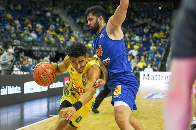 07.11.2021, xlakx, Basketball BBL, Alba Berlin - SYNTAINICS MBC emspor, v.l.Maodo Lo (Alba Berlin No.0),Behnam Yakhchali (Syntainics MBC No.88) Berlin