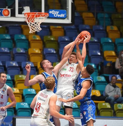 07.11.2021, xhbx, Basketball BBL Bundesliga, Frankfurt Skyliners - Brose Bamberg emspor, v.l. Christian Sengfelder (Brose Baskets Bamberg), Matt Haarms (Fraport Skyliners Frankfurt), Patrick Heckmann (Brose Baskets Bamberg), Len Adam Schoormann (Fraport Skyliners Frankfurt) (DFL DFB REGULATIONS PROHIBIT ANY USE OF PHOTOGRAPHS as IMAGE SEQUENCES and or QUASI-VIDEO) Frankfurt am Main