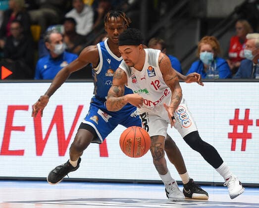 07.11.2021, xhbx, Basketball BBL Bundesliga, Frankfurt Skyliners - Brose Bamberg emspor, v.l. Brancou Badio (Fraport Skyliners Frankfurt), Justin Robinson (Brose Baskets Bamberg) (DFL DFB REGULATIONS PROHIBIT ANY USE OF PHOTOGRAPHS as IMAGE SEQUENCES and or QUASI-VIDEO) Frankfurt am Main