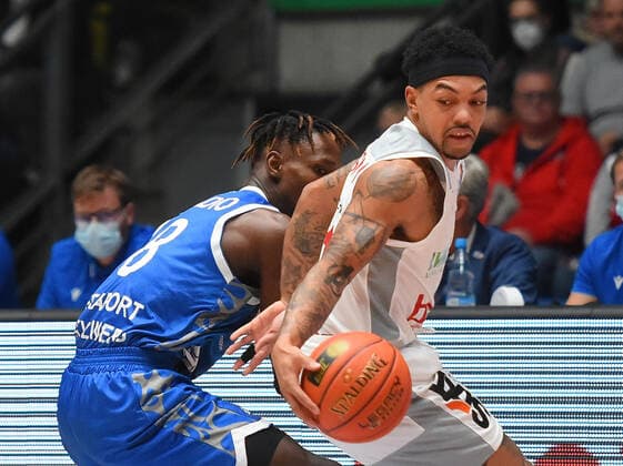 07.11.2021, xhbx, Basketball BBL Bundesliga, Frankfurt Skyliners - Brose Bamberg emspor, v.l. Brancou Badio (Fraport Skyliners Frankfurt), Justin Robinson (Brose Baskets Bamberg) (DFL DFB REGULATIONS PROHIBIT ANY USE OF PHOTOGRAPHS as IMAGE SEQUENCES and or QUASI-VIDEO) Frankfurt am Main