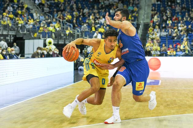 07.11.2021, xlakx, Basketball BBL, Alba Berlin - SYNTAINICS MBC emspor, v.l.Maodo Lo (Alba Berlin No.0),Behnam Yakhchali (Syntainics MBC No.88) Berlin