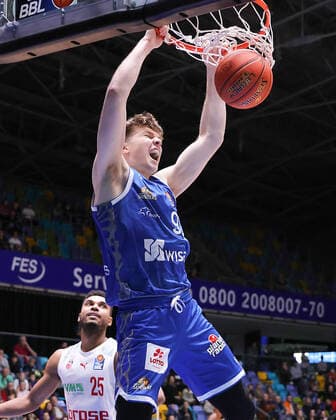 Fraport Skyliners - brose Bamberg, easyCredit-BBL Dunking von Alexander Richardson (Fraport Skyliners, 91). Basketball-Spiel des easyCredit BBL zwischen den Fraport Skyliners und brose Bamberg am 7. November 2021 in der Fraport-Arena in Frankfurt am Main., Frankfurt am Main Hessen Deutschland Fraport-Arena