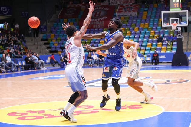 Fraport Skyliners - brose Bamberg, easyCredit-BBL Will Cherry (Fraport Skyliners, 29) passt zu einem Mitspieler. Basketball-Spiel des easyCredit BBL zwischen den Fraport Skyliners und brose Bamberg am 7. November 2021 in der Fraport-Arena in Frankfurt am Main., Frankfurt am Main Hessen Deutschland Fraport-Arena