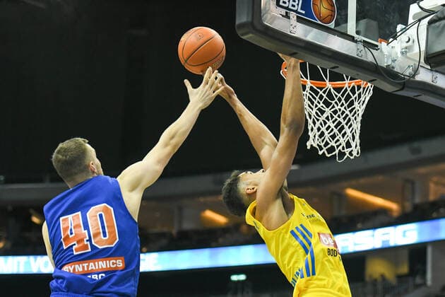 07.11.2021, xlakx, Basketball BBL, Alba Berlin - SYNTAINICS MBC emspor, v.l. Jakub Garbacz (Syntainics MBC No.40),Oscar Da Silva (Alba Berlin No.1) Berlin