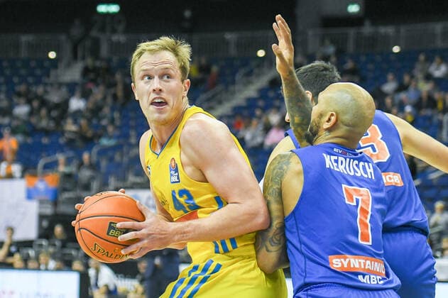 07.11.2021, xlakx, Basketball BBL, Alba Berlin - SYNTAINICS MBC emspor, v.l.Luke Sikma (Alba Berlin No.43),Sergio Kerusch (Syntainics MBC No.7) Berlin