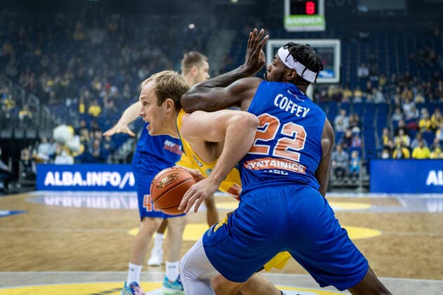 Basketball Berlin 07.11.2021 Saison 2021 2022 EasyCredit BBL 1. Bundesliga Alba Berlin - Syntainics MBC Weißenfels Luke Sikma (Alba Berlin, No.43) Chris Coffey (MBC, No.22)