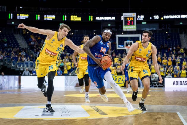 Basketball Berlin 07.11.2021 Saison 2021 2022 EasyCredit BBL 1. Bundesliga Alba Berlin - Syntainics MBC Weißenfels Chris Coffey (MBC, No.22) Javel Zoosman (Alba Berlin, No.50) Ben Lammers (Alba Berlin, No.55)