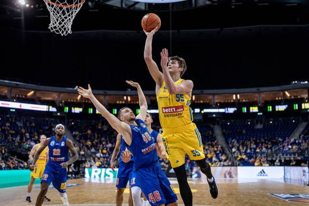 Basketball Berlin 07.11.2021 Saison 2021 2022 EasyCredit BBL 1. Bundesliga Alba Berlin - Syntainics MBC Weißenfels Ben Lammers (Alba Berlin, No.55) Jakub Garbacz