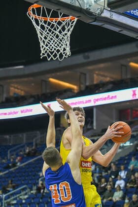 07.11.2021, xlakx, Basketball BBL, Alba Berlin - SYNTAINICS MBC emspor, v.l. Jakub Garbacz (Syntainics MBC No.40),Ben Lammers (Alba Berlin No.55) Berlin
