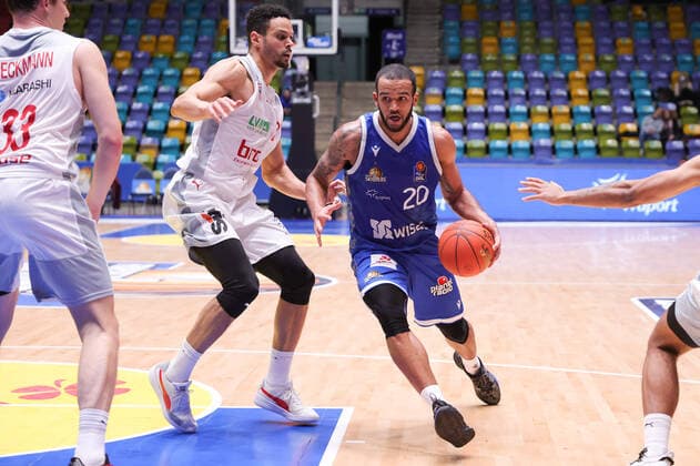 Fraport Skyliners - brose Bamberg, easyCredit-BBL Rasheed Moore (Fraport Skyliners, 20) zieht an Dominic Lockhart (brose Bamberg, 3) vorbei. Basketball-Spiel des easyCredit BBL zwischen den Fraport Skyliners und brose Bamberg am 7. November 2021 in der Fraport-Arena in Frankfurt am Main., Frankfurt am Main Hessen Deutschland Fraport-Arena