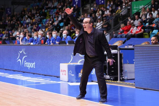 Fraport Skyliners - brose Bamberg, easyCredit-BBL Head Coach Diego Ocampo (Fraport Skyliners). Basketball-Spiel des easyCredit BBL zwischen den Fraport Skyliners und brose Bamberg am 7. November 2021 in der Fraport-Arena in Frankfurt am Main., Frankfurt am Main Hessen Deutschland Fraport-Arena
