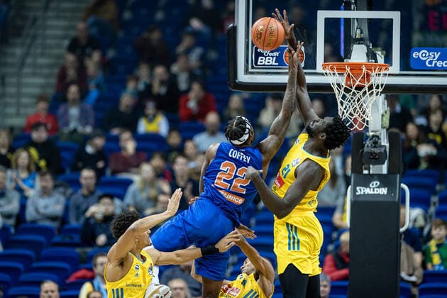 Basketball Berlin 07.11.2021 Saison 2021 2022 EasyCredit BBL 1. Bundesliga Alba Berlin - Syntainics MBC Weißenfels Christ Koumadje (Alba Berlin, No.21) Chris Coffey (MBC, No.22)