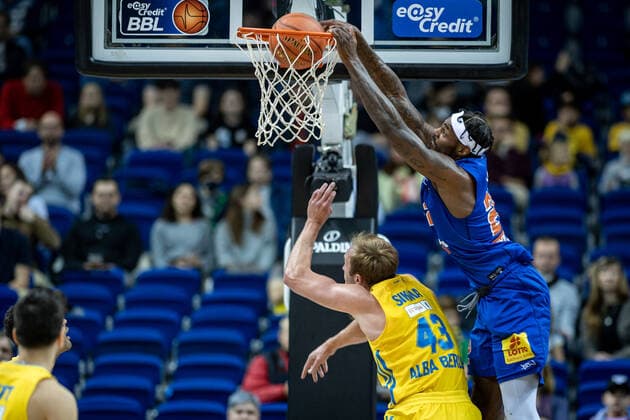 Basketball Berlin 07.11.2021 Saison 2021 2022 EasyCredit BBL 1. Bundesliga Alba Berlin - Syntainics MBC Weißenfels Chris Coffey (MBC, No.22) Luke Sikma (Alba Berlin, No.43)