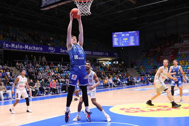Fraport Skyliners - brose Bamberg, easyCredit-BBL Dunking von Alexander Richardson (Fraport Skyliners, 91), Kenneth Ogbe (brose Bamberg, 25) ist machtlos. Basketball-Spiel des easyCredit BBL zwischen den Fraport Skyliners und brose Bamberg am 7. November 2021 in der Fraport-Arena in Frankfurt am Main., Frankfurt am Main Hessen Deutschland Fraport-Arena