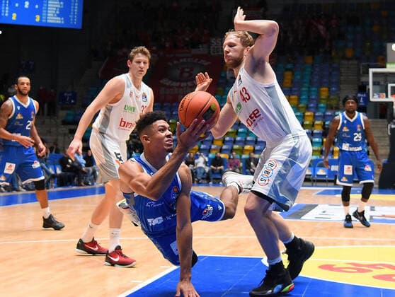 07.11.2021, xhbx, Basketball BBL Bundesliga, Frankfurt Skyliners - Brose Bamberg emspor, v.l. Len Adam Schoormann (Fraport Skyliners Frankfurt), Christian Sengfelder (Brose Baskets Bamberg) (DFL DFB REGULATIONS PROHIBIT ANY USE OF PHOTOGRAPHS as IMAGE SEQUENCES and or QUASI-VIDEO) Frankfurt am Main