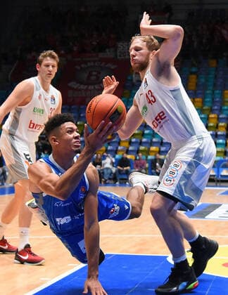 07.11.2021, xhbx, Basketball BBL Bundesliga, Frankfurt Skyliners - Brose Bamberg emspor, v.l. Len Adam Schoormann (Fraport Skyliners Frankfurt), Christian Sengfelder (Brose Baskets Bamberg) (DFL DFB REGULATIONS PROHIBIT ANY USE OF PHOTOGRAPHS as IMAGE SEQUENCES and or QUASI-VIDEO) Frankfurt am Main