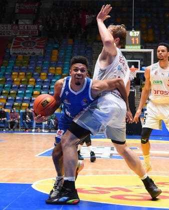 07.11.2021, xhbx, Basketball BBL Bundesliga, Frankfurt Skyliners - Brose Bamberg emspor, v.l. Len Adam Schoormann (Fraport Skyliners Frankfurt), Christian Sengfelder (Brose Baskets Bamberg) (DFL DFB REGULATIONS PROHIBIT ANY USE OF PHOTOGRAPHS as IMAGE SEQUENCES and or QUASI-VIDEO) Frankfurt am Main