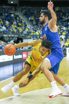 07.11.2021, xlakx, Basketball BBL, Alba Berlin - SYNTAINICS MBC emspor, v.l.Maodo Lo (Alba Berlin No.0),Behnam Yakhchali (Syntainics MBC No.88) Berlin