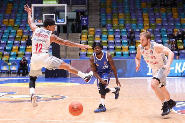 Fraport Skyliners - brose Bamberg, easyCredit-BBL Pass von Will Cherry (Fraport Skyliners, 29), zwischen Justin Robinson (brose Bamberg, 12) und Christian Sengfelder (brose Bamberg, 43) hindurch. Basketball-Spiel des easyCredit BBL zwischen den Fraport Skyliners und brose Bamberg am 7. November 2021 in der Fraport-Arena in Frankfurt am Main., Frankfurt am Main Hessen Deutschland Fraport-Arena