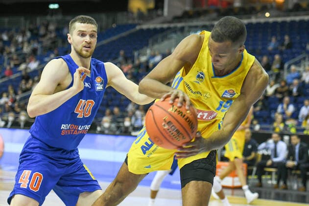 07.11.2021, xlakx, Basketball BBL, Alba Berlin - SYNTAINICS MBC emspor, v.l. Jakub Garbacz (Syntainics MBC No.40),Louis Olinde (Alba Berlin No.19) Berlin