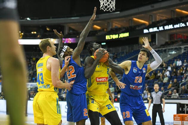 07.11.2021, xlakx, Basketball BBL, Alba Berlin - SYNTAINICS MBC emspor, v.l.Luke Sikma (Alba Berlin No.43),Chris Coffey (Syntainics MBC No.22),Christ Koumadje (Alba Berlin No.21),Goran Huskic (Syntainics MBC No.23) Berlin