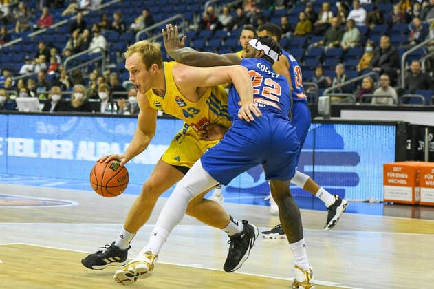 07.11.2021, xlakx, Basketball BBL, Alba Berlin - SYNTAINICS MBC emspor, v.l.Luke Sikma (Alba Berlin No.43),Chris Coffey (Syntainics MBC No.22) Berlin