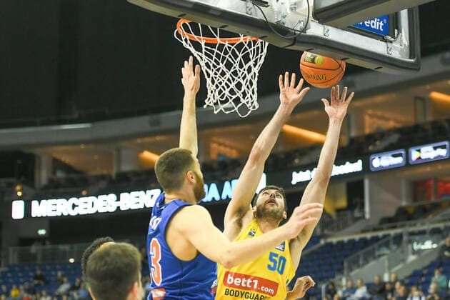 07.11.2021, xlakx, Basketball BBL, Alba Berlin - SYNTAINICS MBC emspor, v.l.Radii Caisin (Syntainics MBC No.13),Yovel Zoosman (Alba Berlin No.50) Berlin