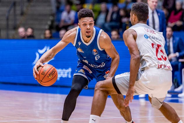 easyCredit BBL, Fraport Skyliners vs. Brose Bamberg, Frankfurt, Fraport Arena, 7.11.2021 Len Adam Schoormann (Fraport Skyliners 6) & Kenneth Ogbe (Brose Bamberg 25), Fraport Skyliners vs. Brose Bamberg, Frankfurt, Fraport Arena, 7.11.2021 Copyright: xBEAUTIFULxSPORTS Gawlikx
