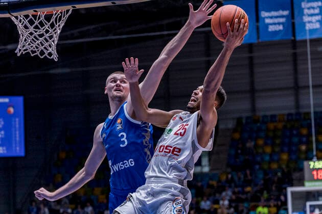 easyCredit BBL, Fraport Skyliners vs. Brose Bamberg, Frankfurt, Fraport Arena, 7.11.2021 Matt Haarms (Fraport Skyliners 3) & Kenneth Ogbe (Brose Bamberg 25), Fraport Skyliners vs. Brose Bamberg, Frankfurt, Fraport Arena, 7.11.2021 Copyright: xBEAUTIFULxSPORTS Gawlikx