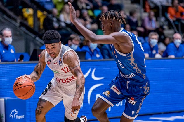 easyCredit BBL, Fraport Skyliners vs. Brose Bamberg, Frankfurt, Fraport Arena, 7.11.2021 Justin Robinson (Brose Bamberg 12) & Brancou Badio (Fraport Skyliners 8), Fraport Skyliners vs. Brose Bamberg, Frankfurt, Fraport Arena, 7.11.2021 Copyright: xBEAUTIFULxSPORTS Gawlikx