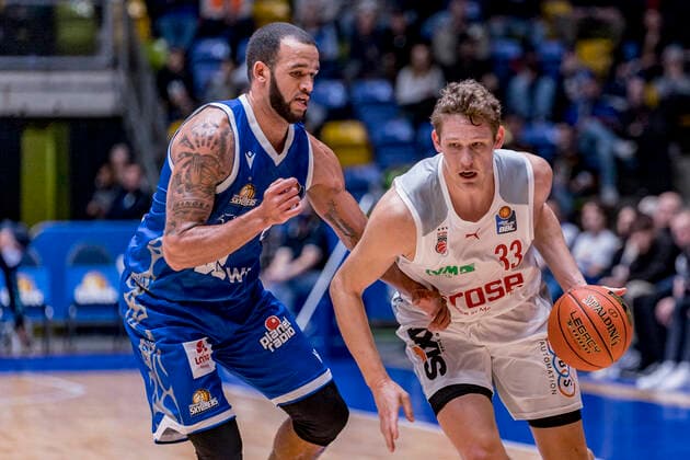 easyCredit BBL, Fraport Skyliners vs. Brose Bamberg, Frankfurt, Fraport Arena, 7.11.2021 Rasheed Moore (Fraport Skyliners 20) & Patrick Heckmann (Brose Bamberg 33), Fraport Skyliners vs. Brose Bamberg, Frankfurt, Fraport Arena, 7.11.2021 Copyright: xBEAUTIFULxSPORTS Gawlikx