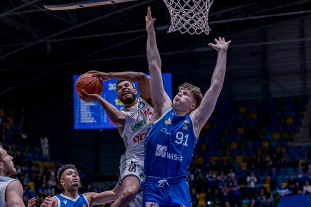 easyCredit BBL, Fraport Skyliners vs. Brose Bamberg, Frankfurt, Fraport Arena, 7.11.2021 Kenneth Ogbe (Brose Bamberg 25) & Alexander Richardson (Fraport Skyliners 91), Fraport Skyliners vs. Brose Bamberg, Frankfurt, Fraport Arena, 7.11.2021 Copyright: xBEAUTIFULxSPORTS Gawlikx