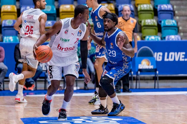 easyCredit BBL, Fraport Skyliners vs. Brose Bamberg, Frankfurt, Fraport Arena, 7.11.2021 Shannon Scott (Brose Bamberg 7) & Will Cherry (Fraport Skyliners 29), Fraport Skyliners vs. Brose Bamberg, Frankfurt, Fraport Arena, 7.11.2021 Copyright: xBEAUTIFULxSPORTS Gawlikx