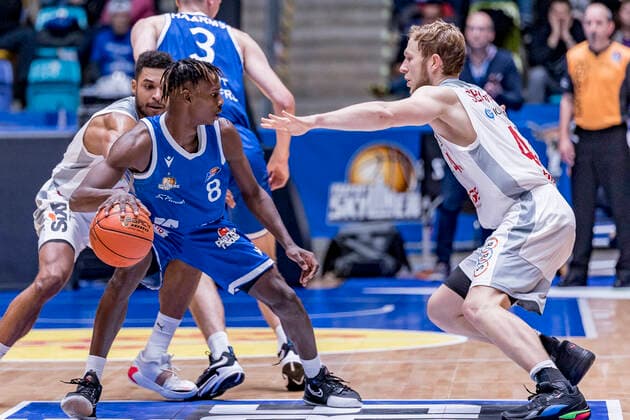 easyCredit BBL, Fraport Skyliners vs. Brose Bamberg, Frankfurt, Fraport Arena, 7.11.2021 Brancou Badio (Fraport Skyliners 8) & Christian Sengfelder (Brose Bamberg 43), Fraport Skyliners vs. Brose Bamberg, Frankfurt, Fraport Arena, 7.11.2021 Copyright: xBEAUTIFULxSPORTS Gawlikx